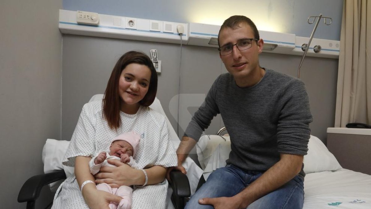 Vanessa i Francesc, amb la petita Irene, que va nàixer a l'Hospital del Pallars de Tremp.