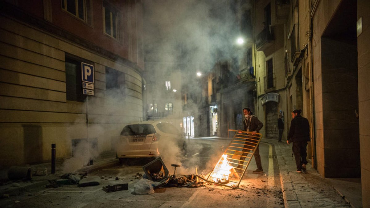 Barricada en flames en un carrer de Barcelona, divendres.