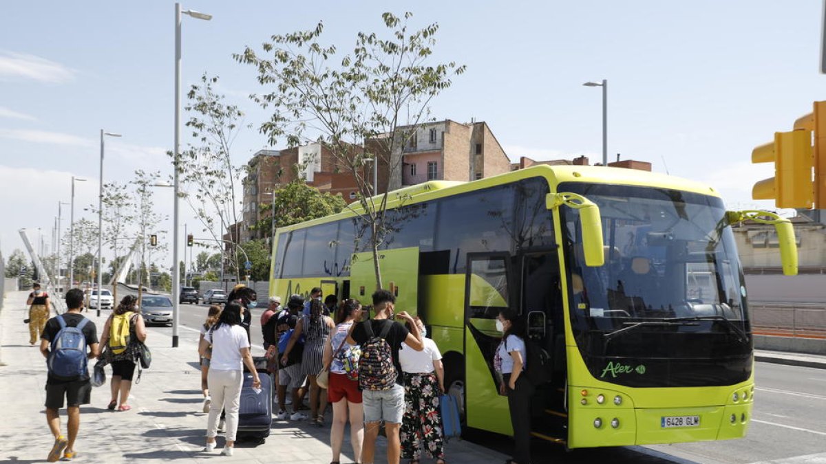 Passatgers al pujar a l’autocar ahir a la tarda a Lleida després del segon sabotatge al tren.