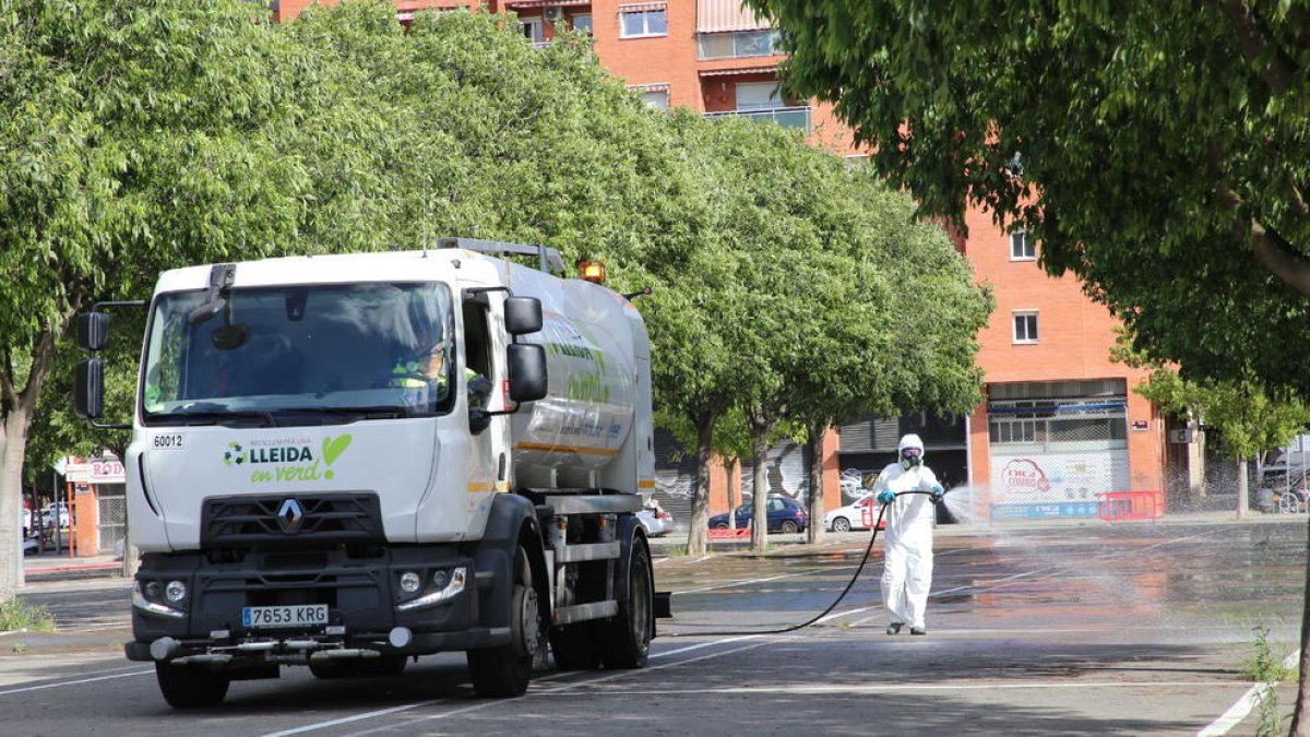 Desinfección ayer del parking del Barris Nord para poder celebrar hoy el mercado de frutas y verduras.