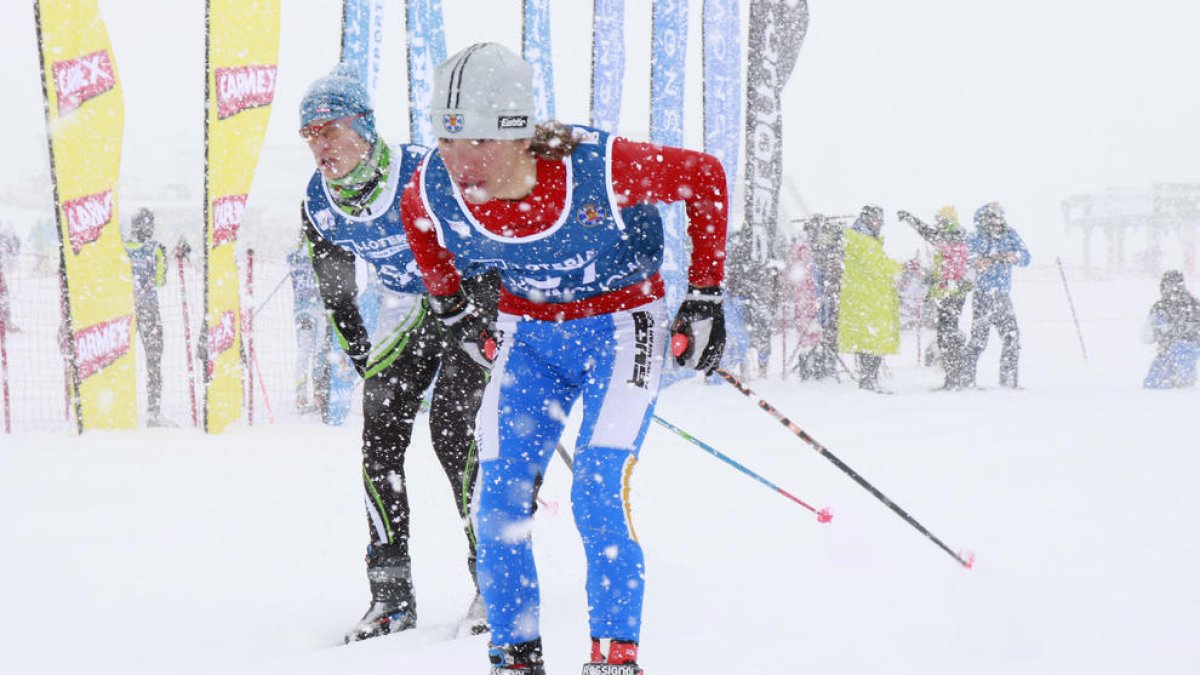 La nevada endureció aún más el recorrido. A la derecha, el aranés Pablo Moreno, que logró el segundo puesto en la categoría U14.