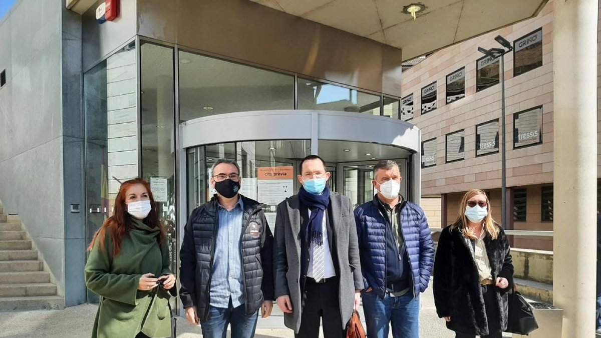 Familiares de residentes fallecidos en la Llar de Sant Josep junto a su abogado ayer en los juzgados. 