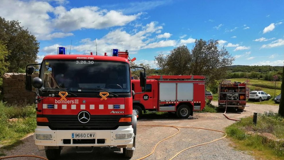 Imatge dels bombers al lloc de l’incendi.