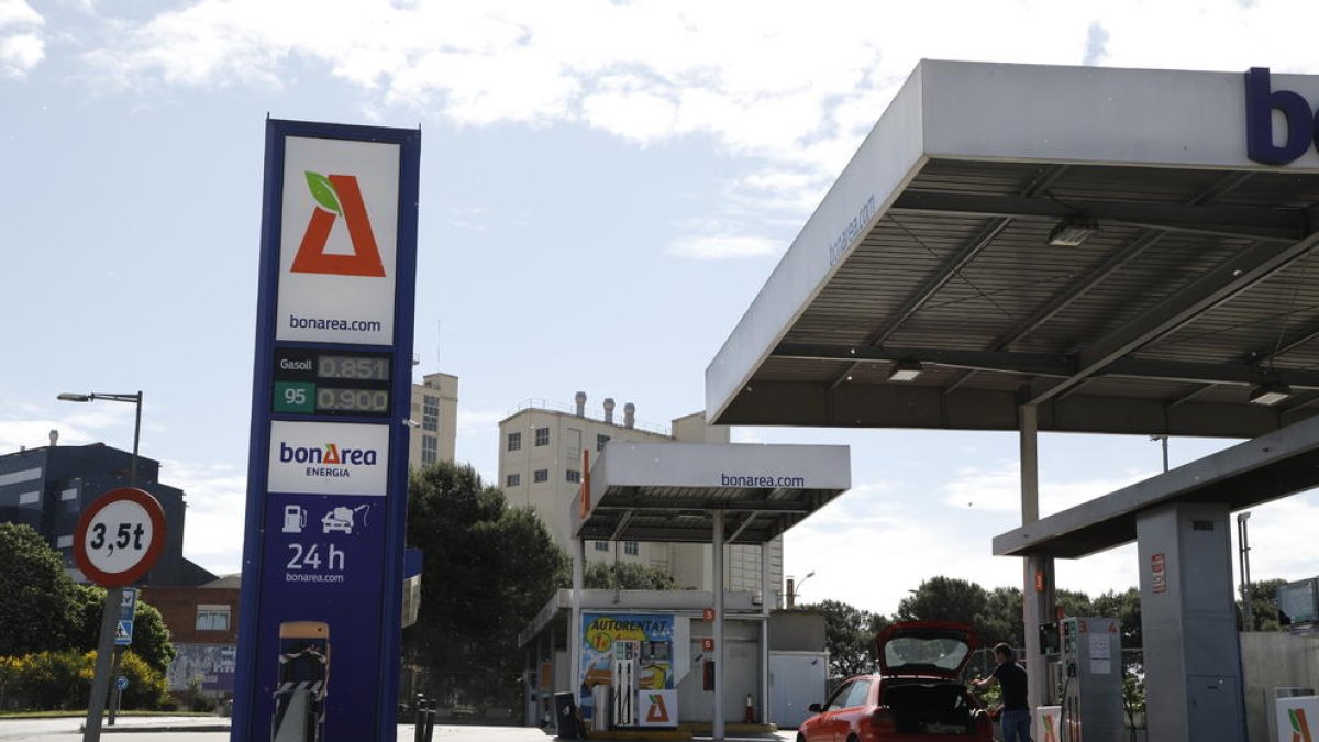 Imagen de una estación de servicio en el polígono el Segre de Lleida con precios por debajo del euro.