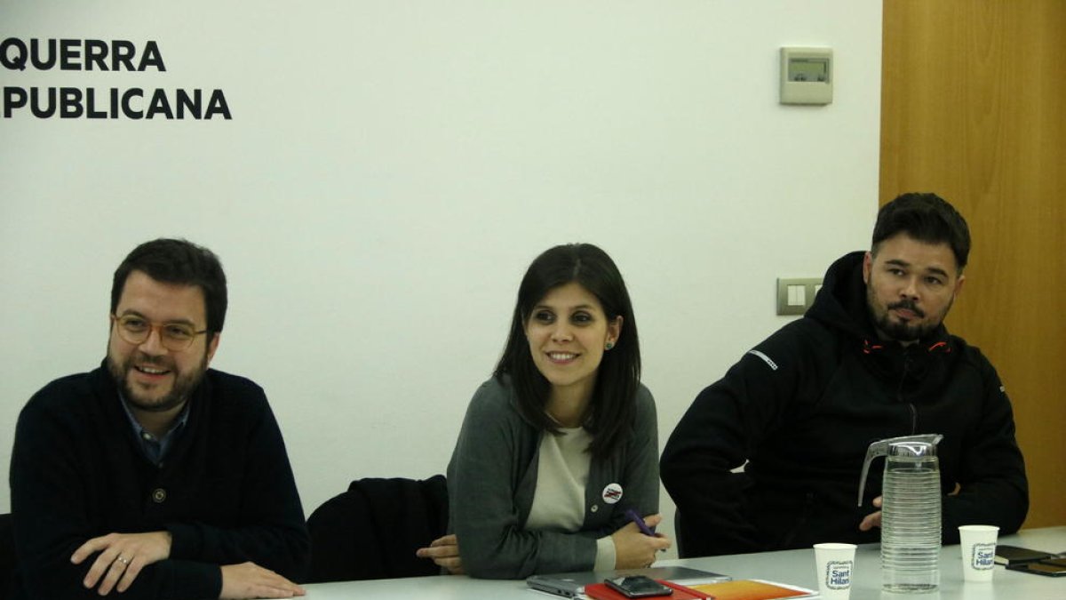 El coordinador nacional de ERC, Pere Aragonès; la secretaria general adjunta, Marta Vilalta, y el jefe de ERC en el Congreso, Gabriel Rufián.