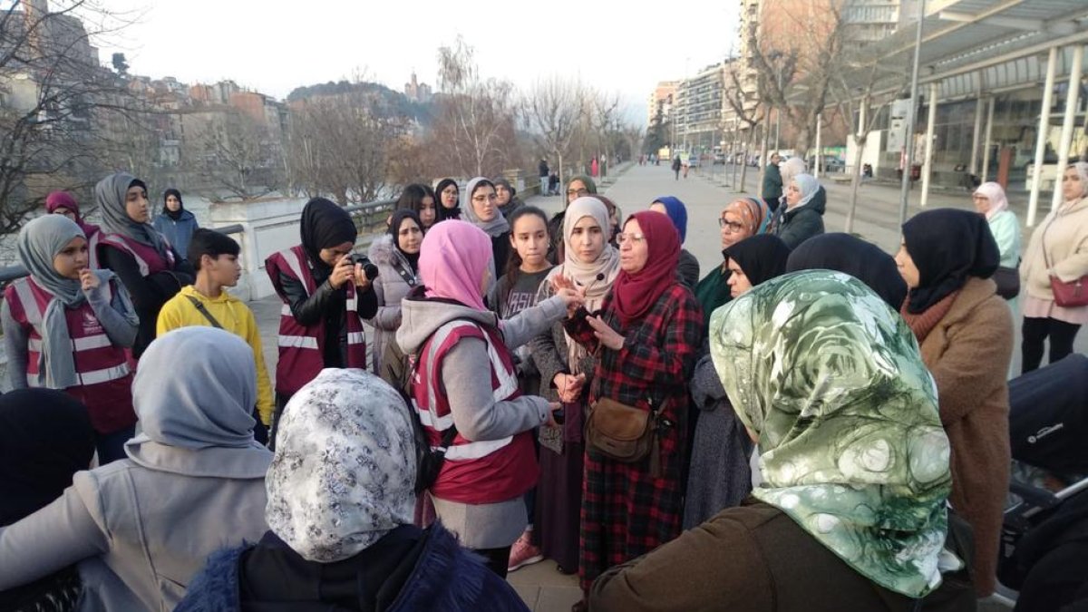 Mig centenar de dones en defensa del hijab malgrat les crítiques