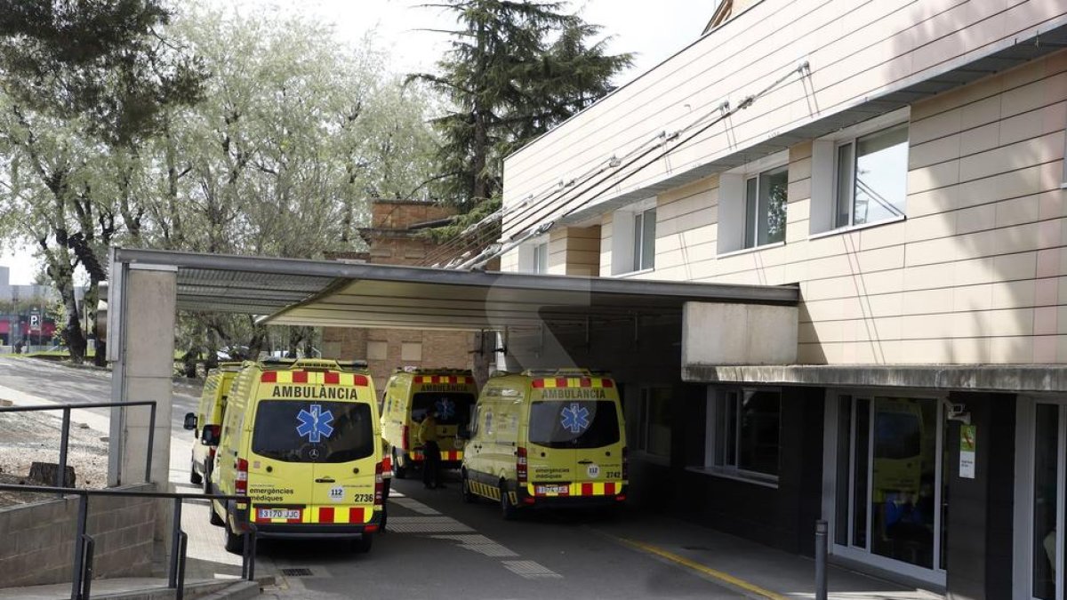 Ambulàncies a l'entrada d'urgències de l'hospital Arnau de Vilanova de Lleida.
