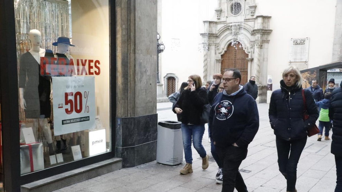 Muchos establecimientos ya ofrecen rebajas, en plena campaña navideña.