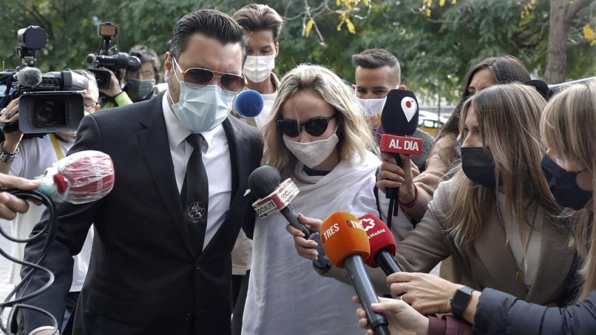 La esposa de Josep Maria Mainat, Angela Dobrowolski, acompañada por su abogado Jorge Albertini (i), antes de su comparecencia ante el juez, la semana pasada.