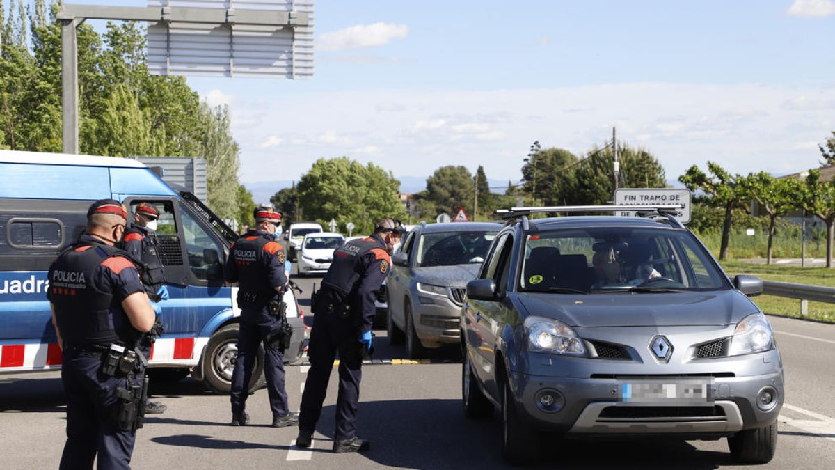 Imatge d’un control de mobilitat dels Mossos el 30 d’abril a la sortida de Lleida.