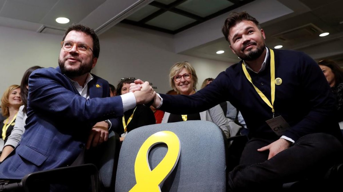 Aragonès i Rufián es donen la mà al consell nacional davant la cadira buida de l’empresonat Junqueras.