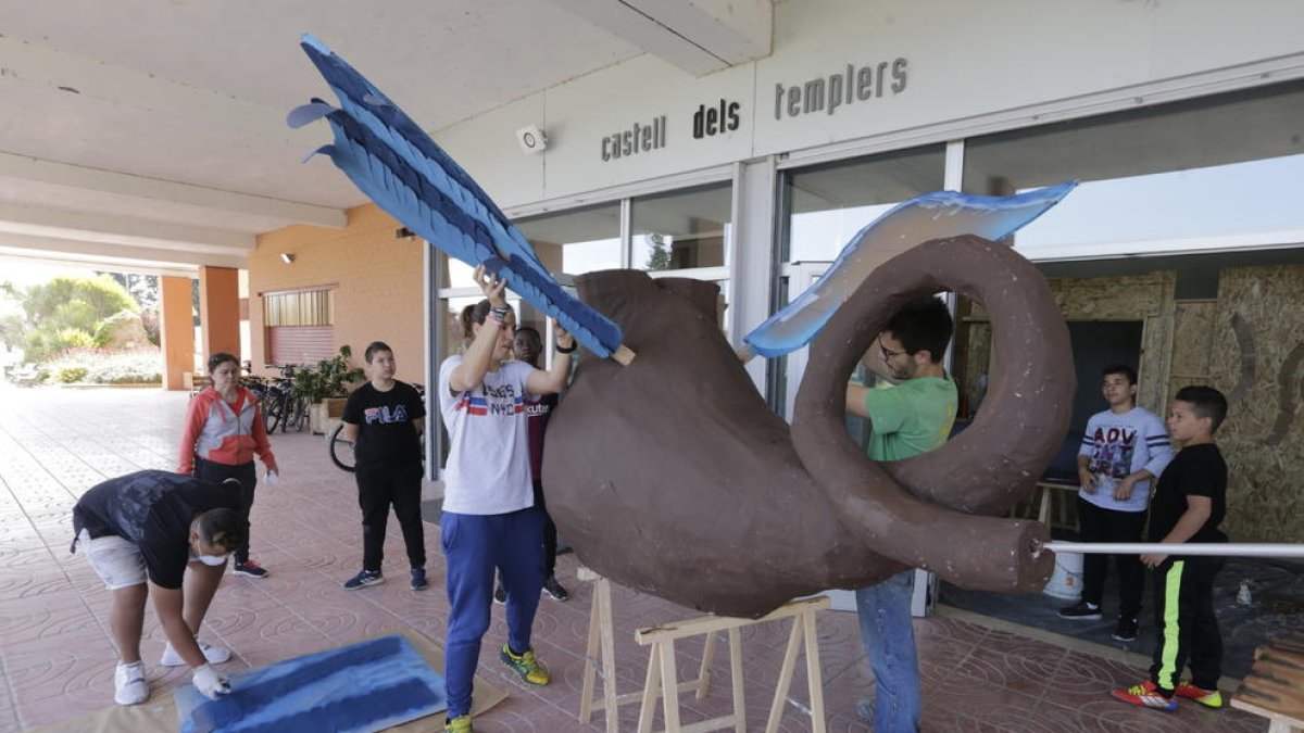 Al cos d’àguila de la bèstia ja només li falten dos caps i la cua de paó.