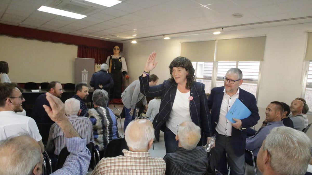 La consellera Teresa Jordà saludando a los asistentes de la jornada técnica.