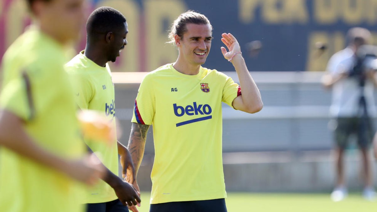 Dembélé y Griezmann bromean durante el entrenamiento del FC Barcelona.