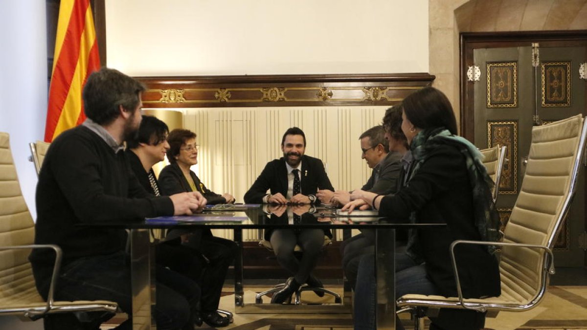 Roger Torrent, reunido con representantes del tercer sector. 