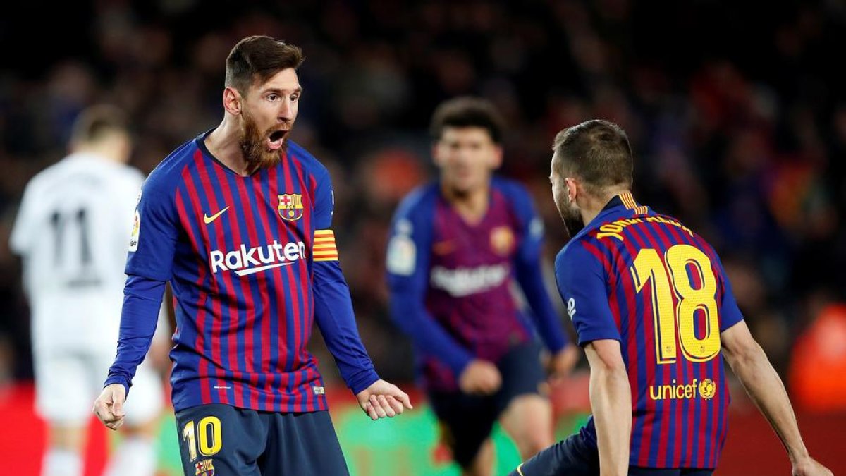 Leo Messi celebra efusivament el gol de l’empat amb el València.