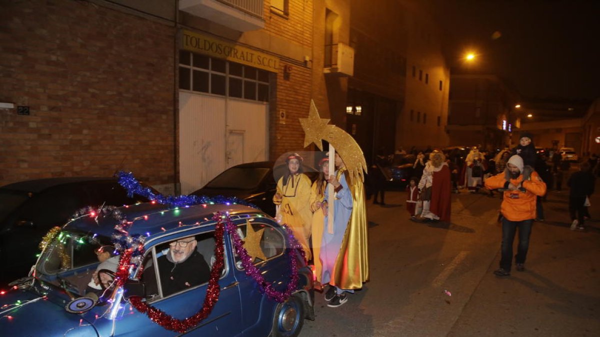 La comitiva reial va recórrer ahir els carrers de Pardinyes a peu per l'anul·lació de la cavalcada