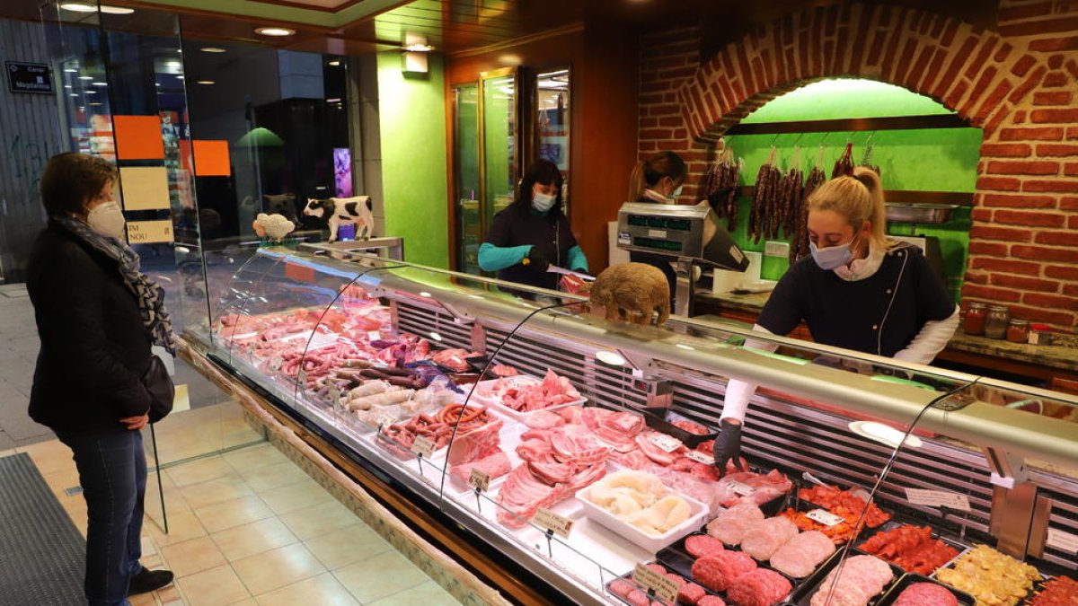Una clienta en la carnicería Villanueva de Lleida, una de las que ha notado que los encargos llegan más tarde de lo habitual.