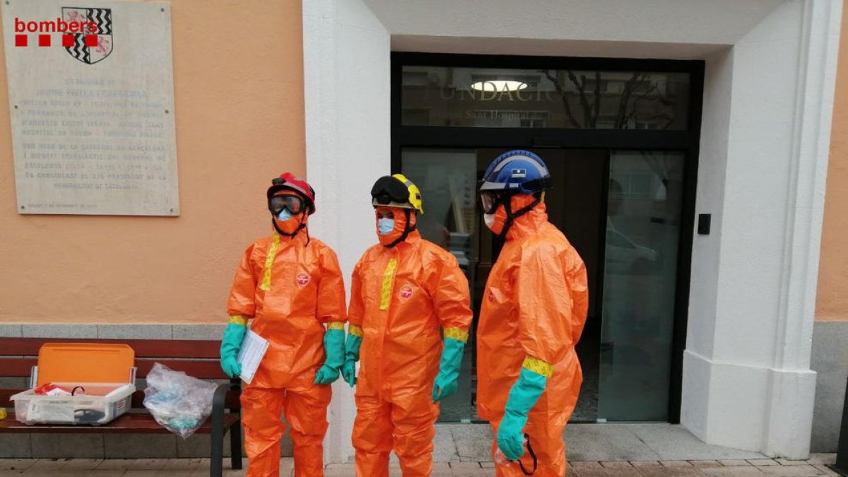 Los bomberos llevaron a cabo trabajos de desinfección en la residencia de Tremp el domingo. 