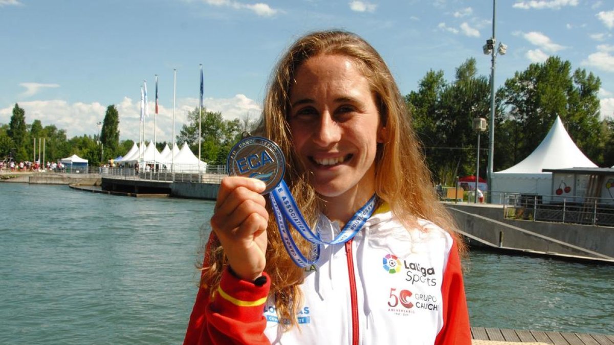 La piragüista Núria Vilarrubla, en foto de archivo, con su medalla de oro lograda en el Europeo en 2019.