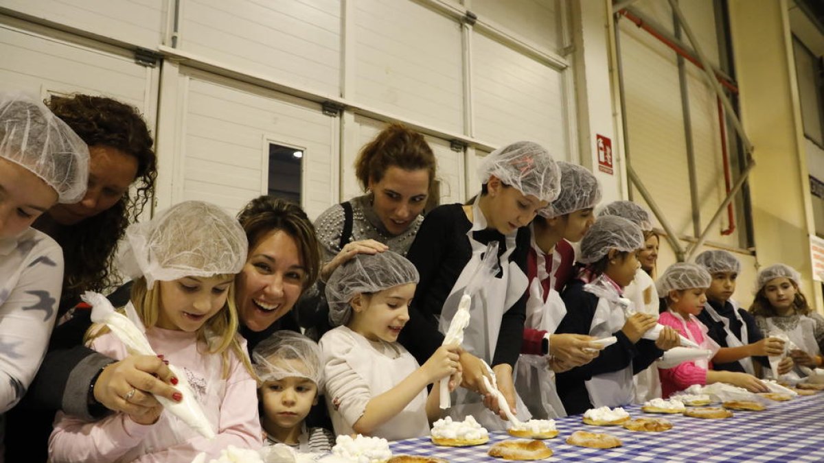 Decenas de niños y niñas elaboraron su propio roscón de reyes ayer en el Cucalòcum.