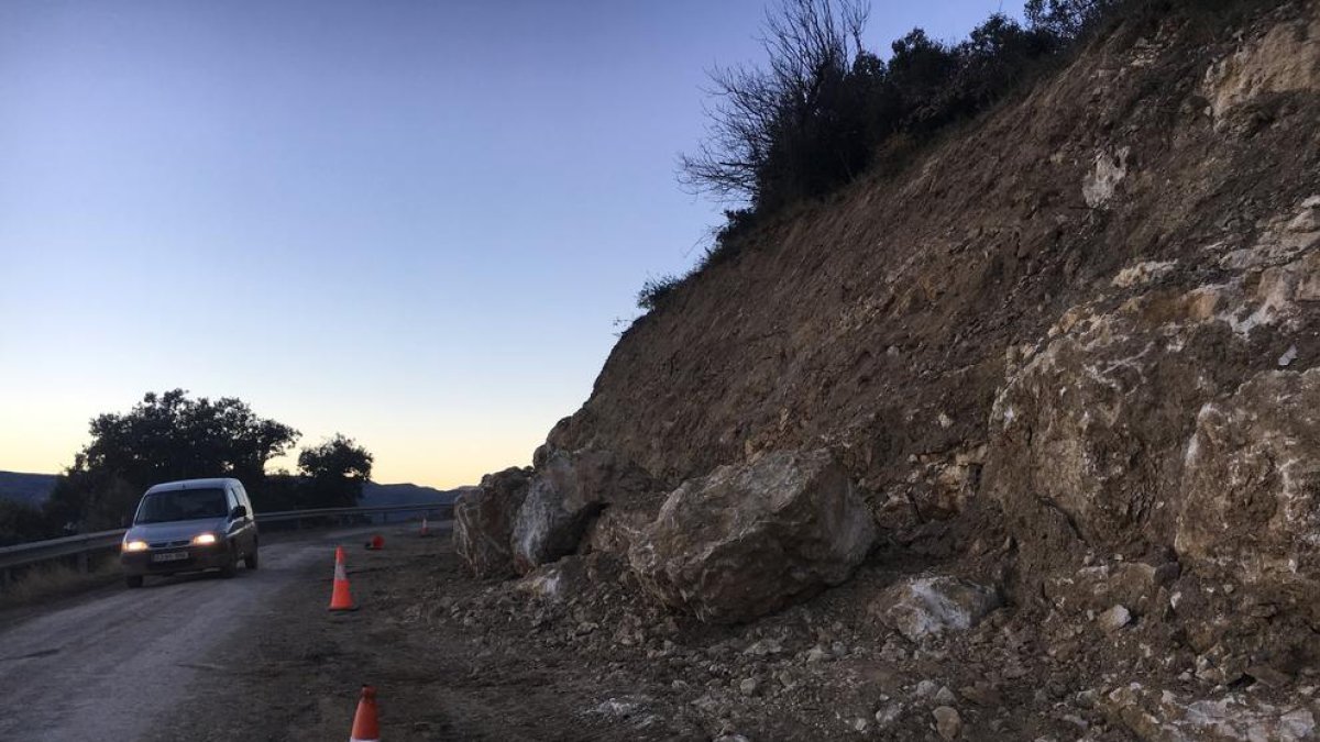 La carretera d’accés a Llimiana, parcialment afectada per despreniments recents.