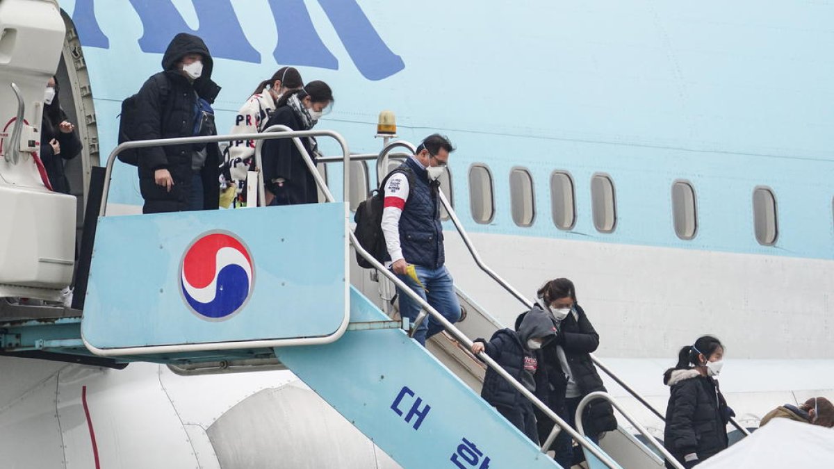 Ciudadanos de Corea del Sur ayer tras ser repatriados desde Wuhan por la alerta del coronavirus. 