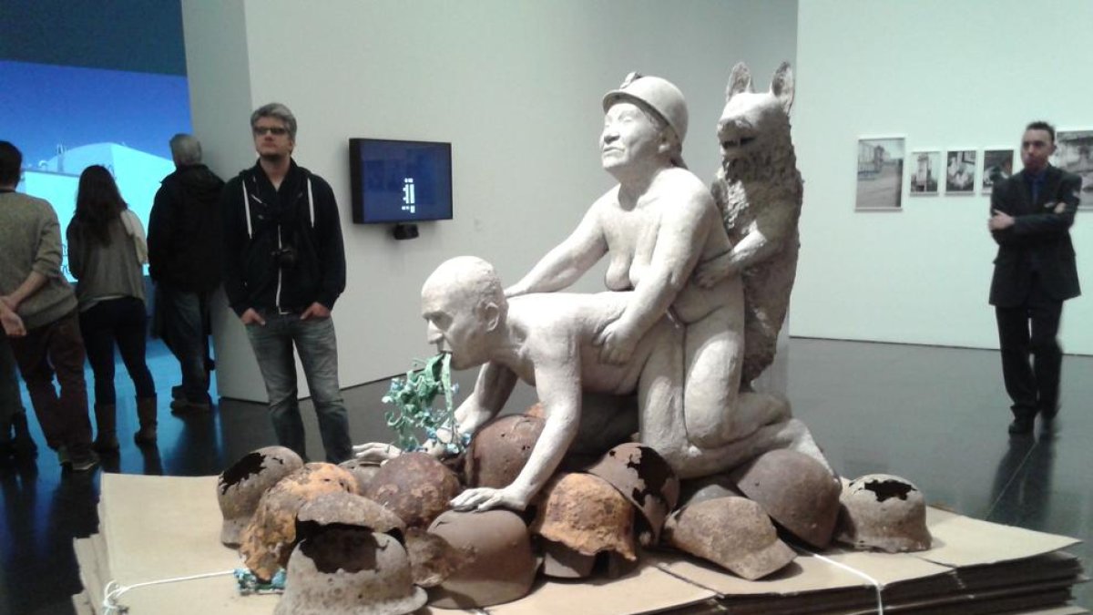 La ‘polémica’ escultura en el Macba  -  Una de las primeras adquisiciones de Tatxo Benet para su singular colección de ‘arte de la tolerancia’ fue la escultura de Ines Doujak Not dressed for conquering (No vestida para la conquista), que  ...