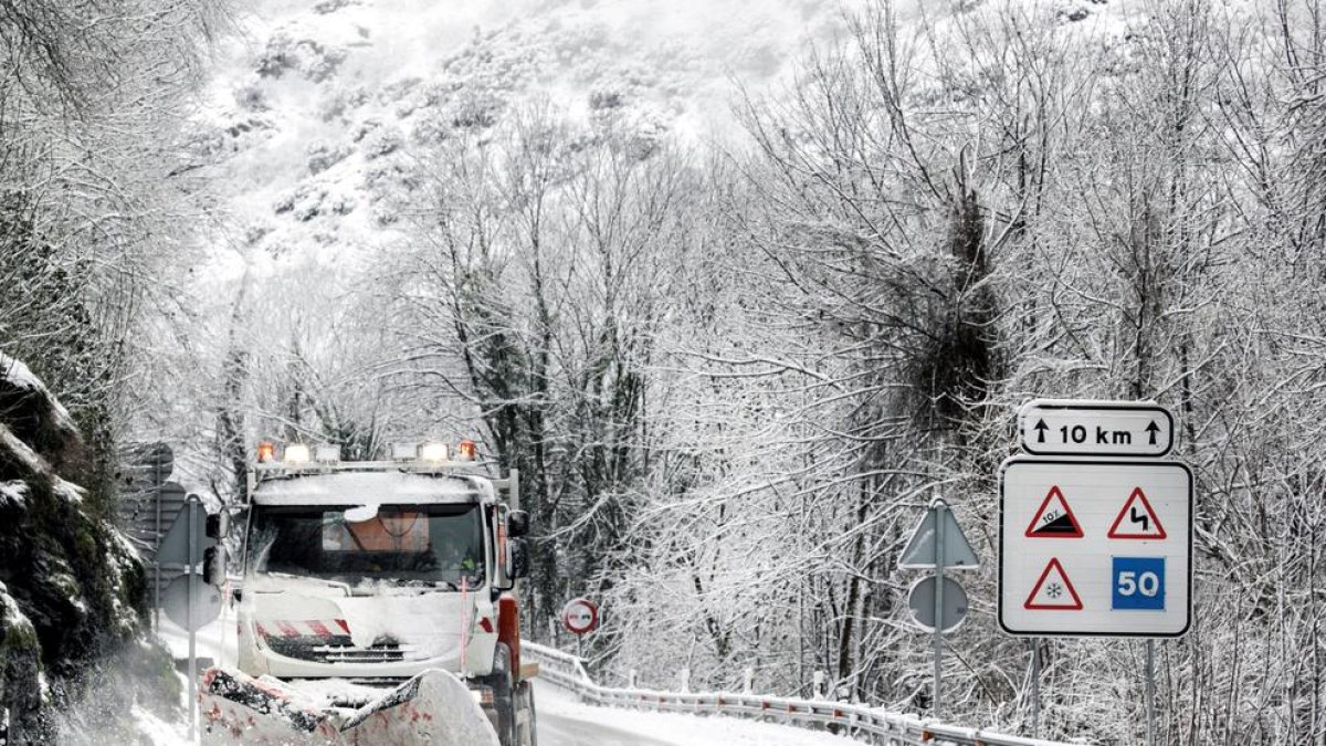 Las nevadas se registran en cotas muy bajas, de entre 300 y 500 metros, en toda la península.