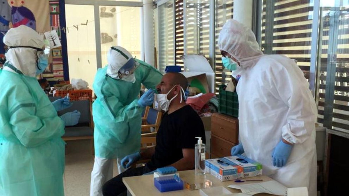 Sanitaris realitzen una presa de mostres per a la prova PCR en una residència a Canet de Mar.