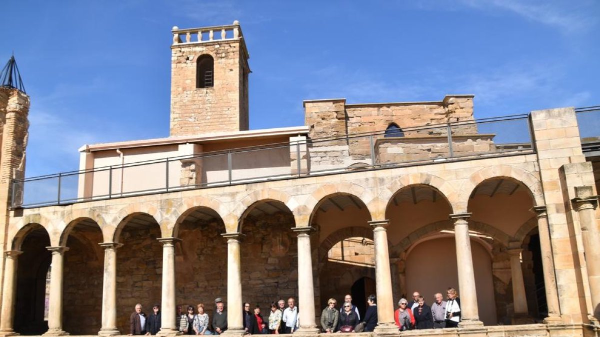 Un grupo de visitantes en el monasterio durante el pasado año.