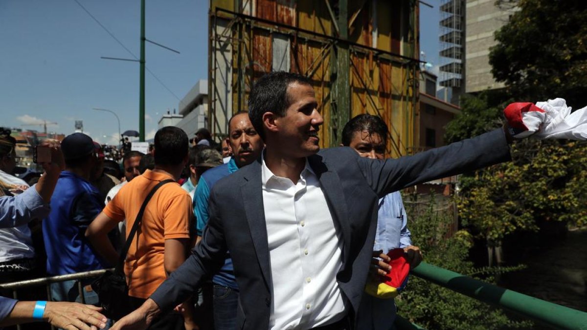 Guaidó se encontró arropado por miles de personas en las calles de Caracas.