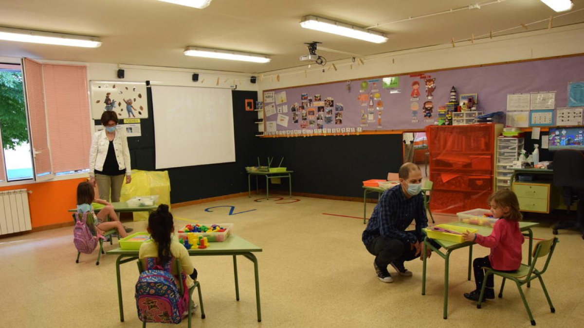 Tres alumnes de l’escola mossèn Albert Vives de la Seu, sota estrictes mesures de prevenció.