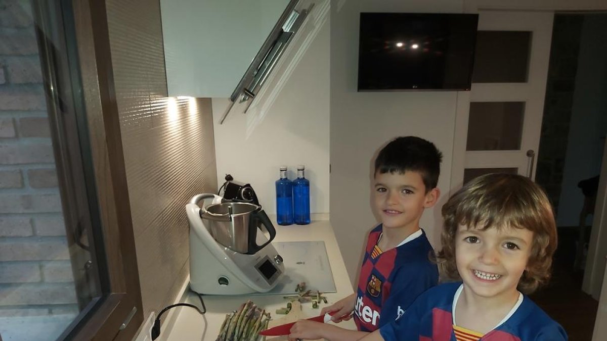 El Jan, de set anys, i el Kai, de tres, van ajudar a preparar el sopar ahir a casa, a Anglesola.