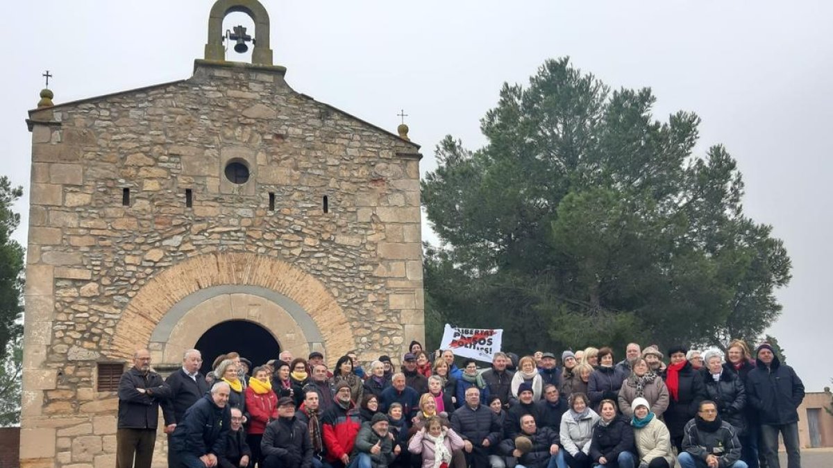 Alfés estrena el año con una “ballada” de sardanas en la ermita