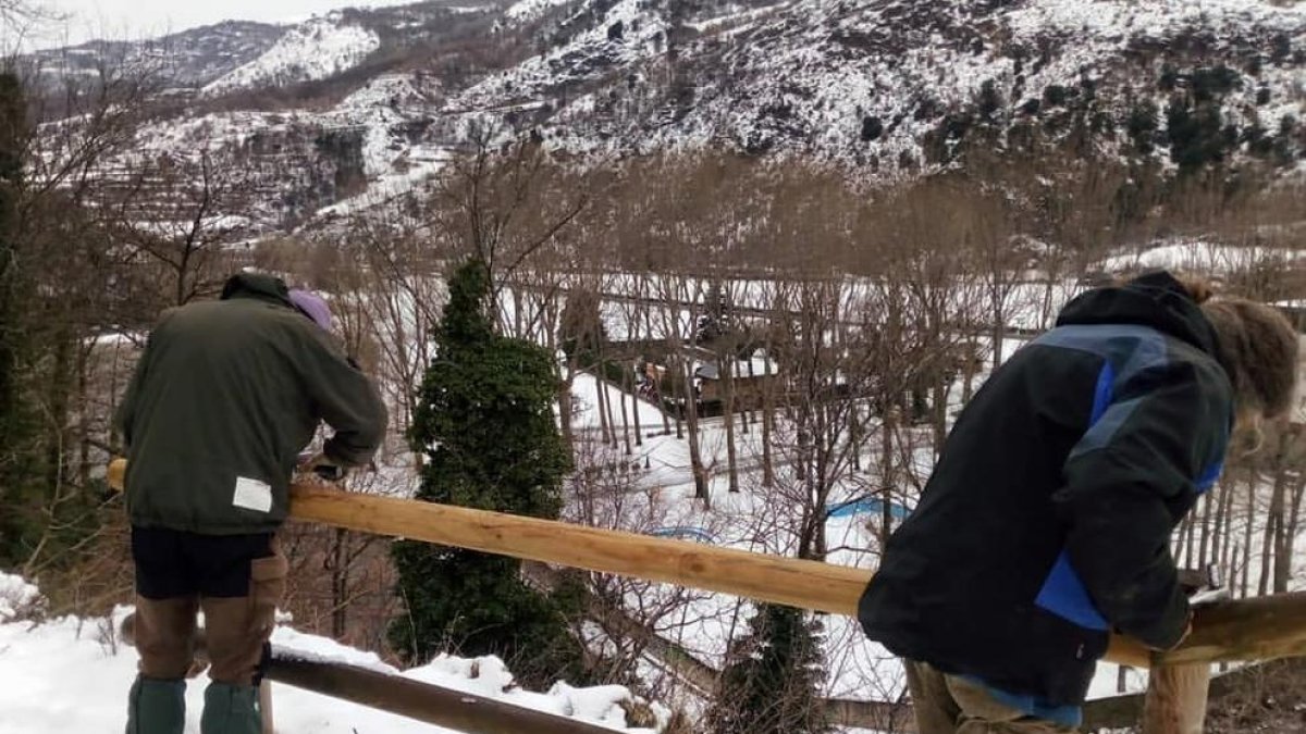 Imagen de la brigada forestal reparando la barandilla. 