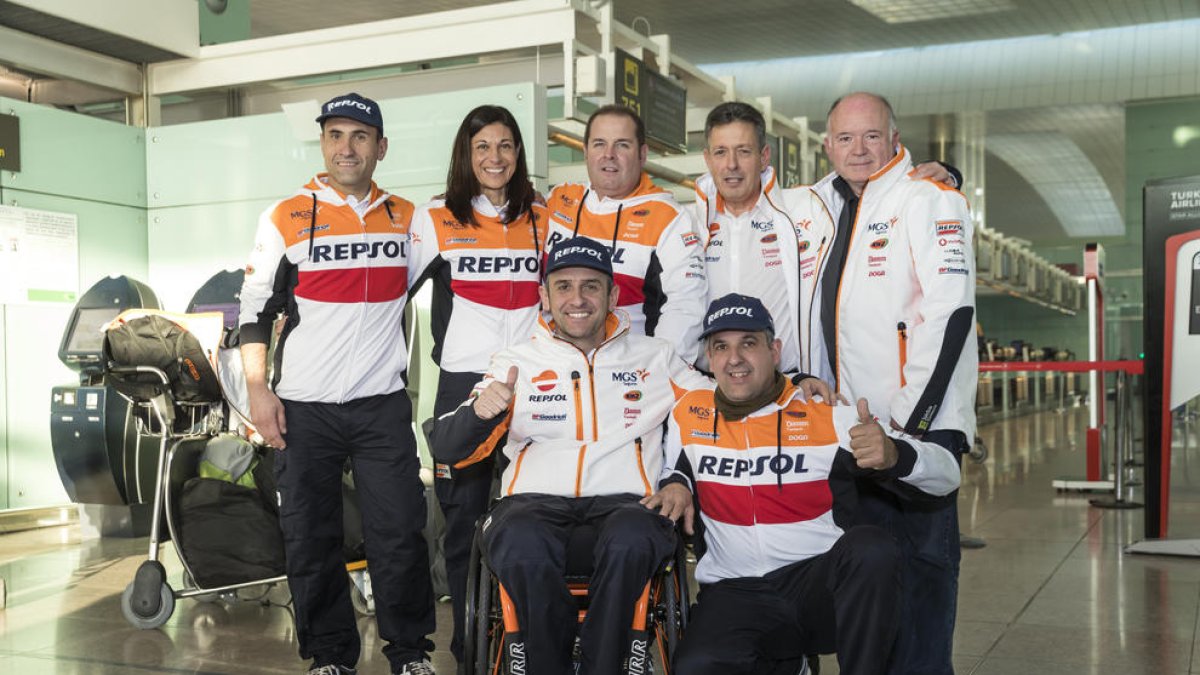 Isidre Esteve, ayer en el aeropuerto de El Prat junto al resto de su equipo.