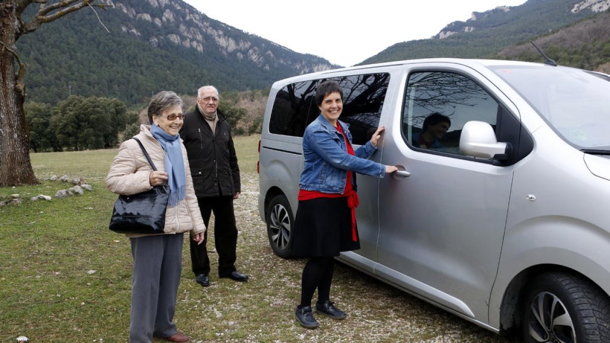 La taxista Queralt Serra con los usuarios Maria Graus y Jaume Canal antes de coger el taxi en Guixers. 