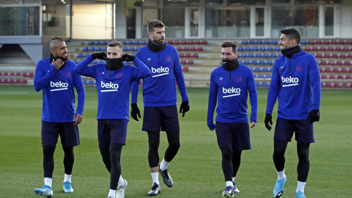 Vidal, Alba, Piqué, Messi i Suárez, ahir durant la sessió d’entrenament.