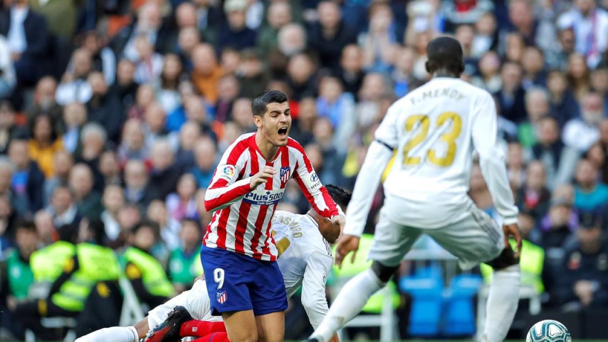 Casemiro derriba a Morata dentro del área, una acción que el árbitro leridano no castigó como penalti.