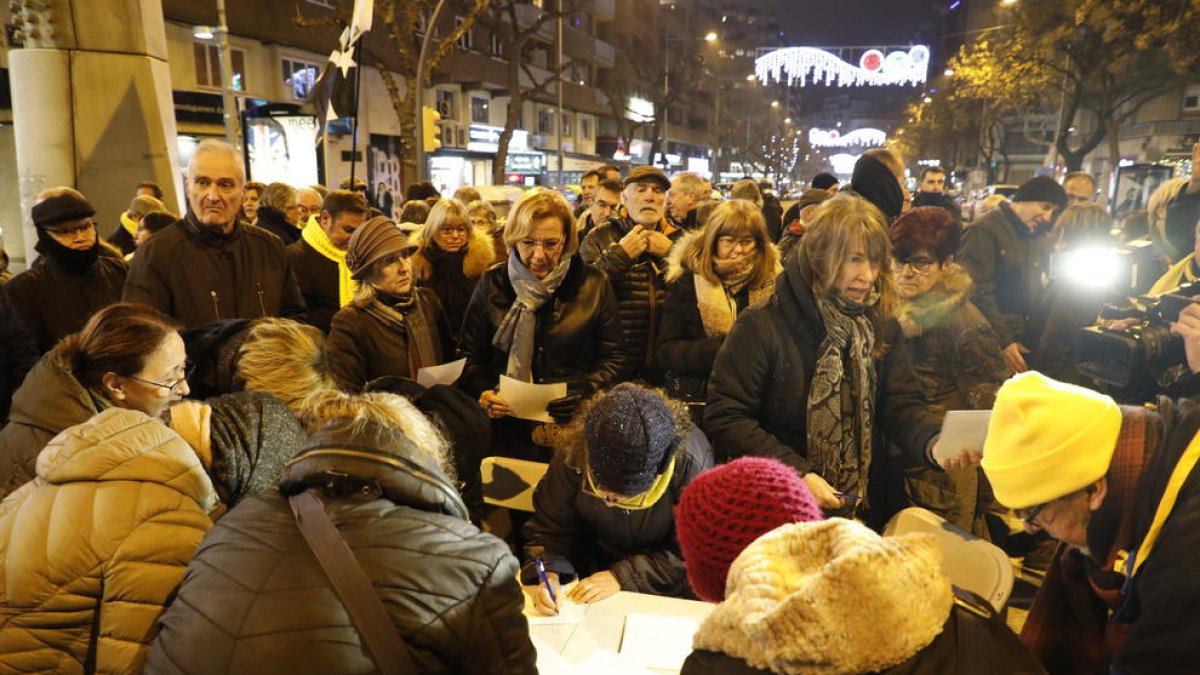 Durante la movilización, los concentrados escribieron cartas a los presos independentistas.