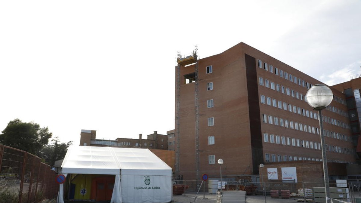 La carpa que el SEM ha muntat a l’exterior de l’Arnau de Vilanova i que l’hospital fa servir com a sala d’espera, ahir a la tarda.