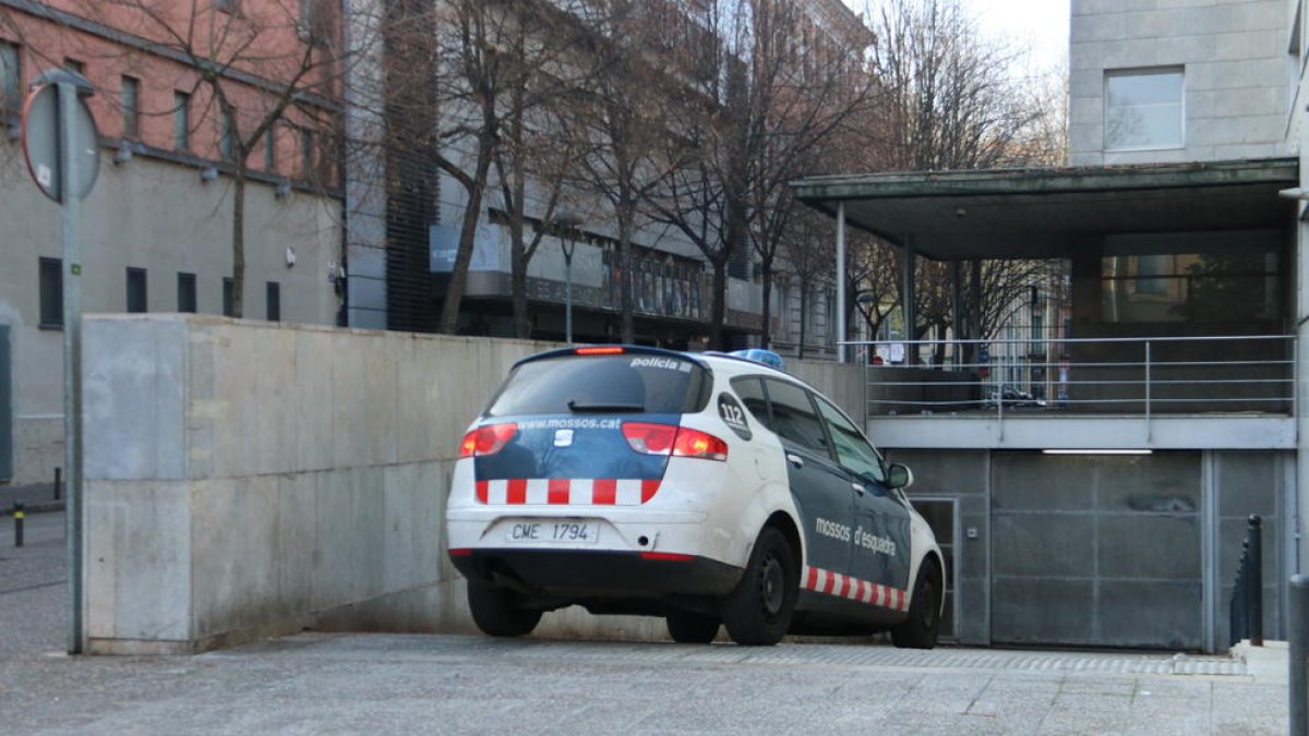 Vehicle dels Mossos d’Esquadra que va traslladar la dona als jutjats de Girona, ahir.