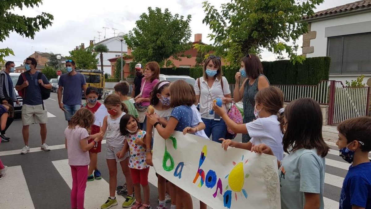 Alumnos y padres de la escuela Ramon Estadella ayer al mediodía durante la protesta.