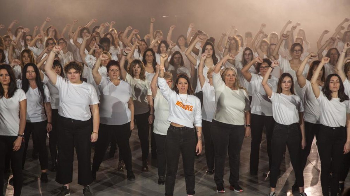 Un momento de la grabación ayer del videoclip de “Mujeres” en el Museu Trepat de Tàrrega. 