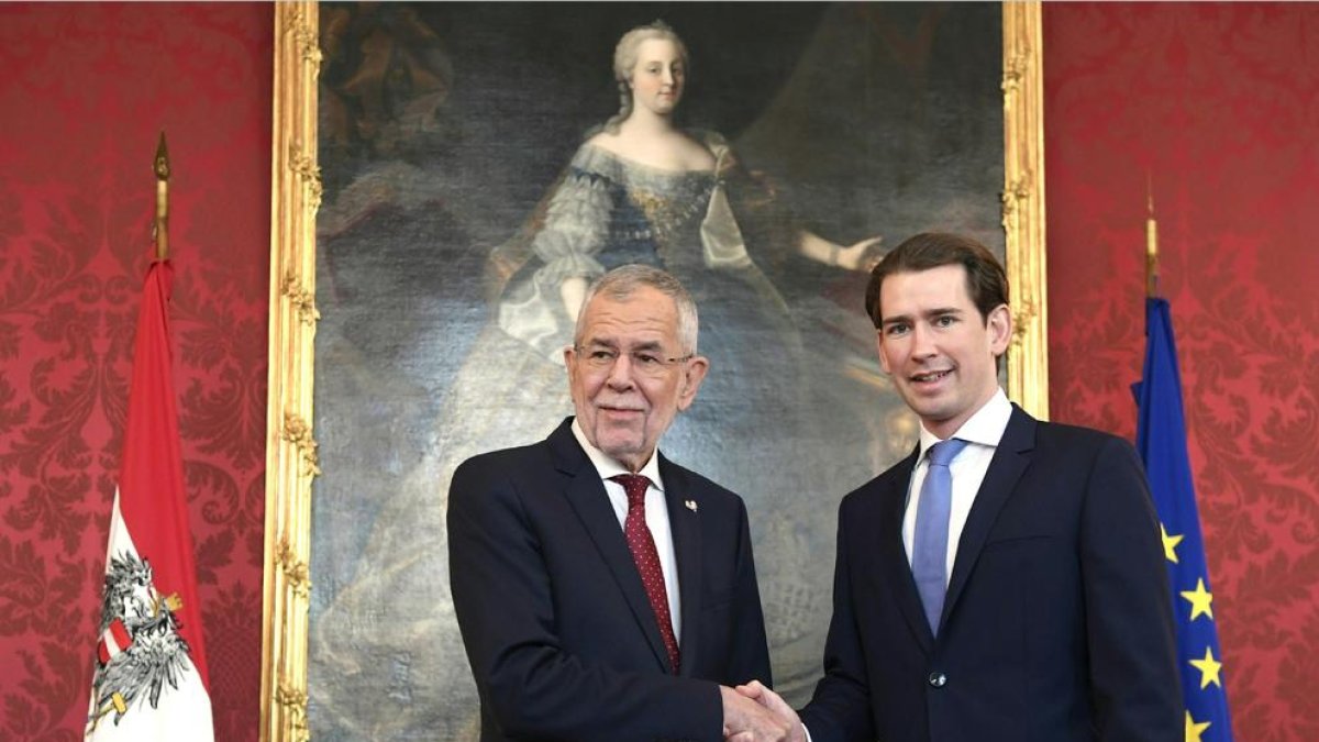 El president Van der Bellen dóna la mà a Alexander Kurz.