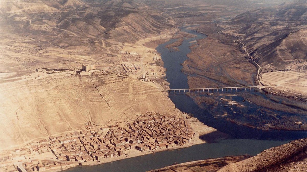 Imatge de poc abans de la inundació. El poble vell, en primer pla, era al costat de l’Ebre. El nou és a la vora del Segre.