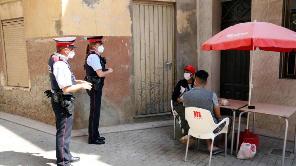 Mossos en Aitona en julio informando de las medidas de seguridad.