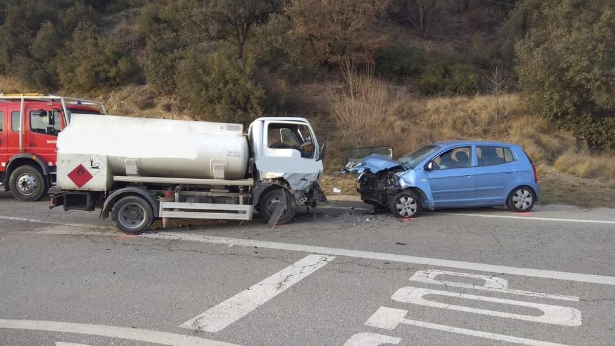 Dos de los vehículos accidentados ayer en la N-260. 