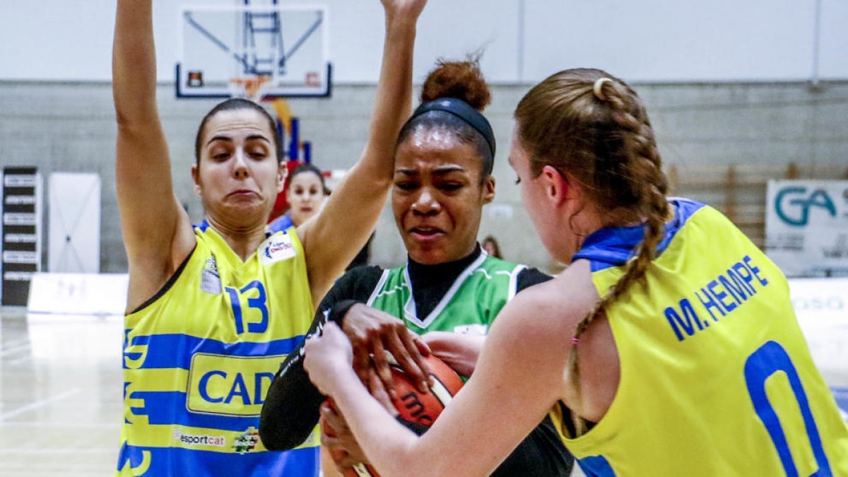 Andrea Vilaró y Hempe pugnan por el balón con una rival en el partido ante el Araski.